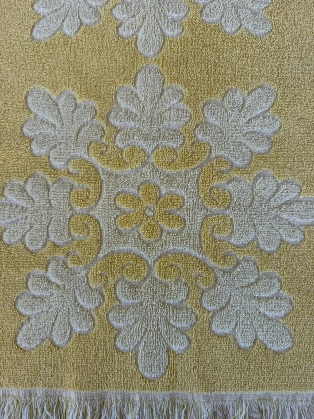 VTG Cannon Royal Family Yellow Snowflake Sculpted Bath Towel Fringe 24x41 GUC
